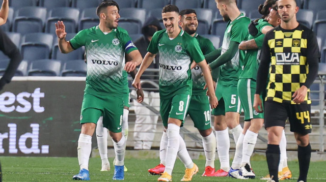 שחקני מכבי חיפה חוגגים (צילום: דני מרון)