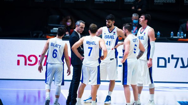 עודד קטש עם שחקני נבחרת ישראל (צילום: Germán Vidal/SOPA Images/LightRocket via Getty Ima)