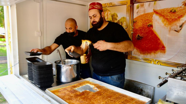 ממתקי חג' בק ביפו (צילום: אבשלום ששוני)