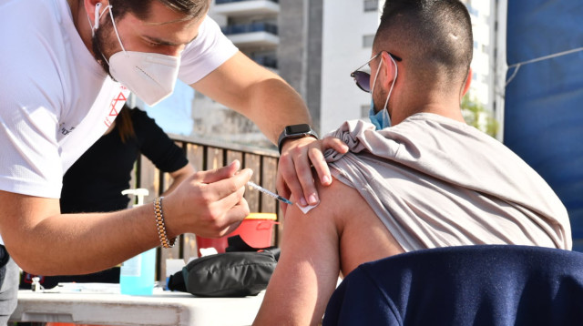 חיסון לקורונה בפארק העירוני (צילום: דוברות עיריית עפולה)