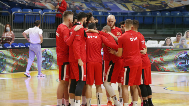 שחקני הפועל תל אביב (צילום: אודי ציטיאט)