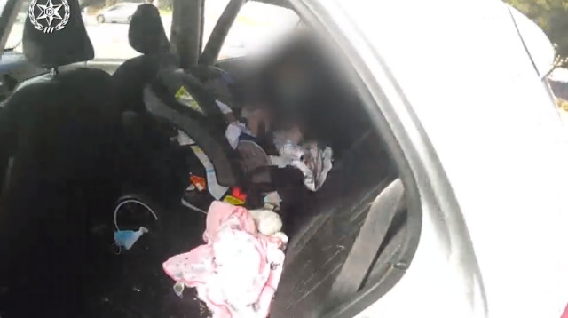 תינוקת חולצה מרכב נעול (צילום: דוברות המשטרה)