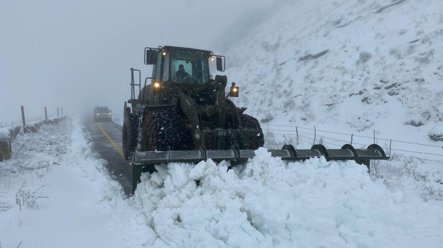 כוחות צה"ל מפנים שלג מהכבישים (צילום: דובר צה"ל)