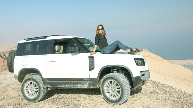 טליה לוין מטיילת במדבר (צילום: רונן טופלברג)