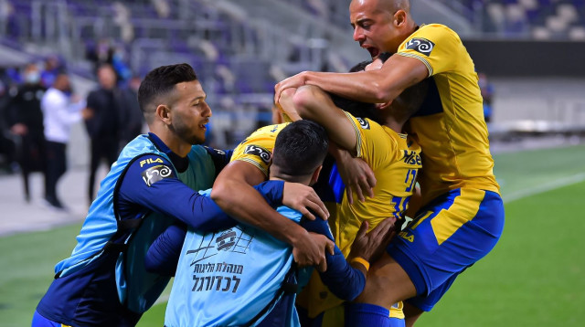 שחקני מכבי תל אביב חוגגים (צילום: אריאל שלום)
