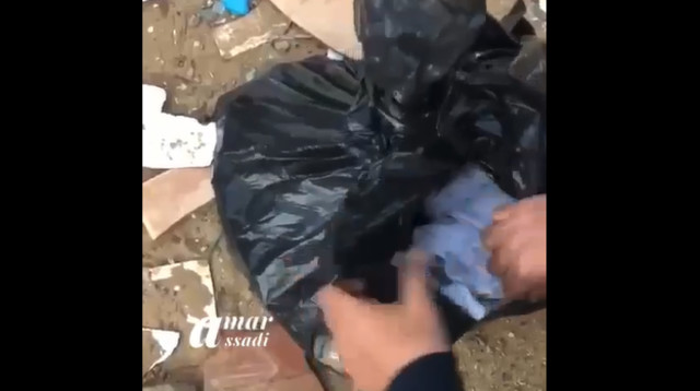 שקית הזבל בתוכה נמצאה התינוקת (צילום: צילום מסך: עמר אסאדי)