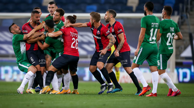 גל אראל נאבק עם מוחמד אבו פאני (צילום: מאור אלקסלסי)