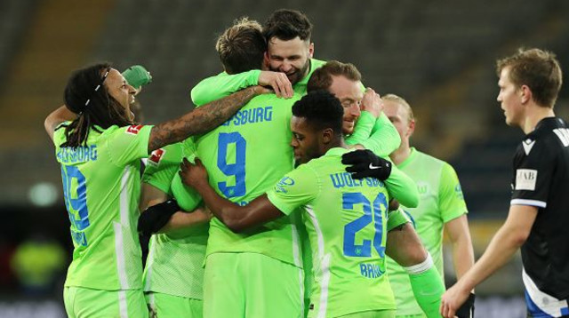 שחקני וולפסבורג חוגגים (צילום: Friso Gentsch/picture alliance via Getty Images)