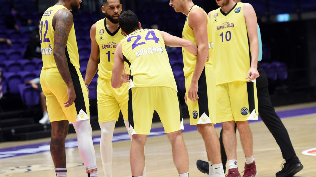 שחקני הפועל חולון (צילום: ברני ארדוב)