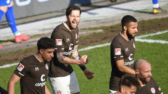 שחקני סט. פאולי חוגגים (צילום: Daniel Reinhardt/picture alliance via Getty Images)