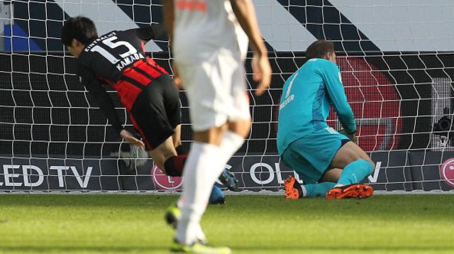 דאיצ’י קמאדה כובש מול מנואל נוייר (צילום: DANIEL ROLAND/POOL/AFP via Getty Images)