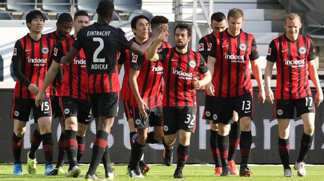 שחקני איינטרכט פרנקפורט חוגגים (צילום: DANIEL ROLAND/POOL/AFP via Getty Images)