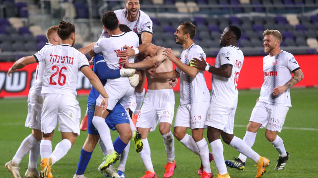 שחקני הפועל חיפה חוגגים (צילום: קובי אליהו)