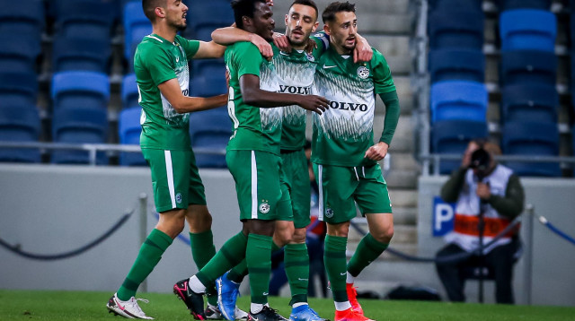 שחקני מכבי חיפה חוגגים (צילום: מאור אלקסלסי)