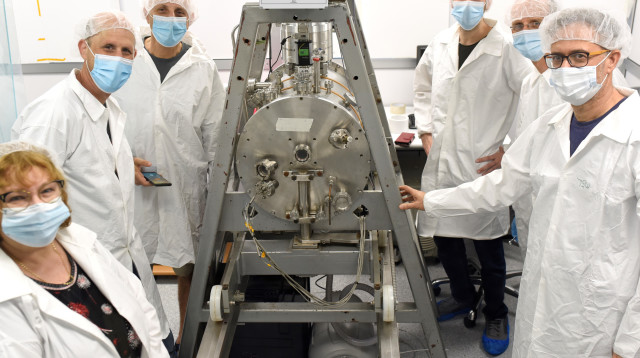 צוות המדענים של אוניברסיטת תל אביב עם הננו לווין (צילום: אוניברסיטת תל אביב)