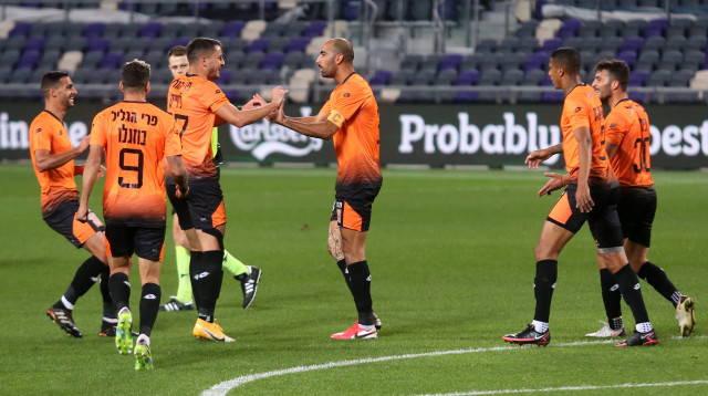 שחקני בני יהודה חוגגים (צילום: קובי אליהו)