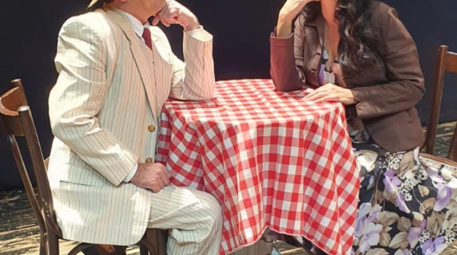 מתוך הצגת "שוק המציאות" (צילום: גילת סלע)