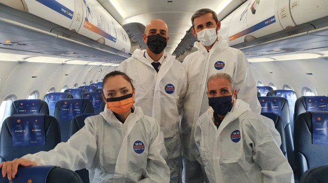 צוות הטיסות הירוקות לאילת של חברת ישראייר (צילום: דוברות ישראייר)