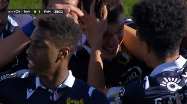 שחקני פמליקאו חוגגים (צילום: מסך)