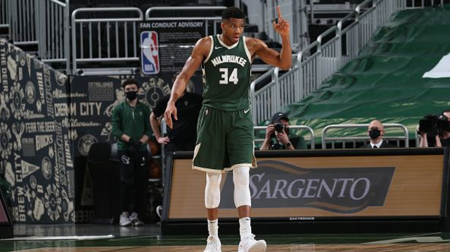 יאניס אנטטקומפו (צילום: Gary Dineen/NBAE via Getty Images)