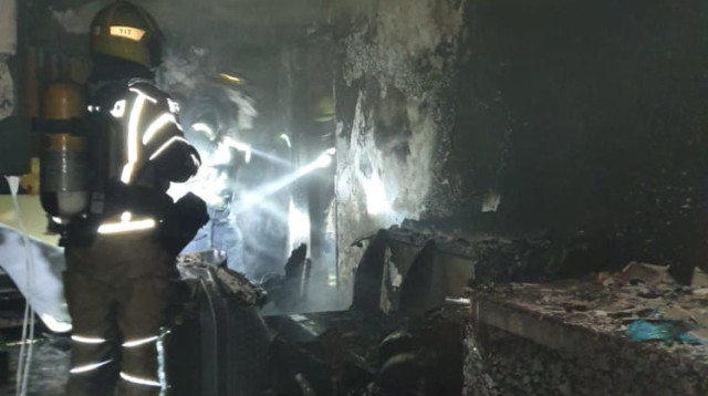 לוחמי האש משתלטים על השריפה שפרצה בעקבות סדין חשמלי (צילום: כבאות והצלה מחוז יו"ש)