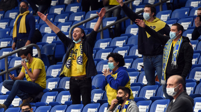 אוהדי מכבי תל אביב במשחק הראשון לאחר חזרת הקהל (צילום: ברני ארדוב‎)