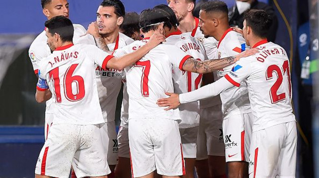 שחקני סביליה חוגגים (צילום: ANDER GILLENEA/AFP via Getty Images)