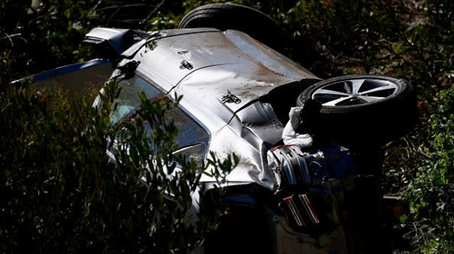 רכבו של טייגר וודס בזירת התאונה (צילום: PATRICK T. FALLON / Contributor)