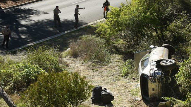 רכבו של טייגר וודס בזירת התאונה (צילום: Wally Skalij / Contributor)