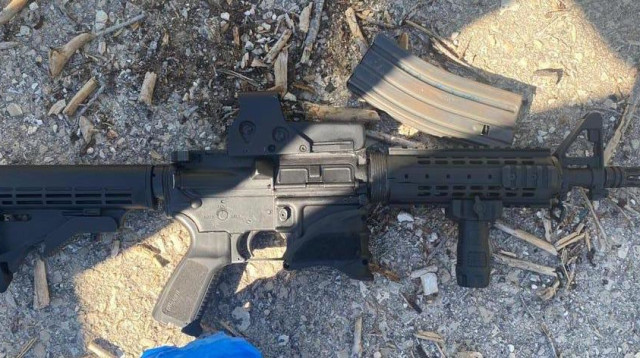 נשק מסוג M-16 שנתפס בפשיטת המשטרה (צילום: דוברות המשטרה)