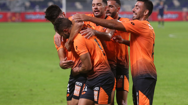 שחקני בני יהודה חוגגים (צילום: קובי אליהו)