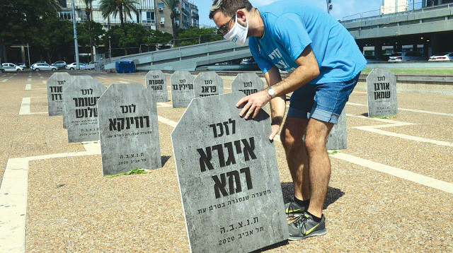 הצבת מצבות למסעדות בכיכר רבין בתל אביב (צילום: אבשלום ששוני)