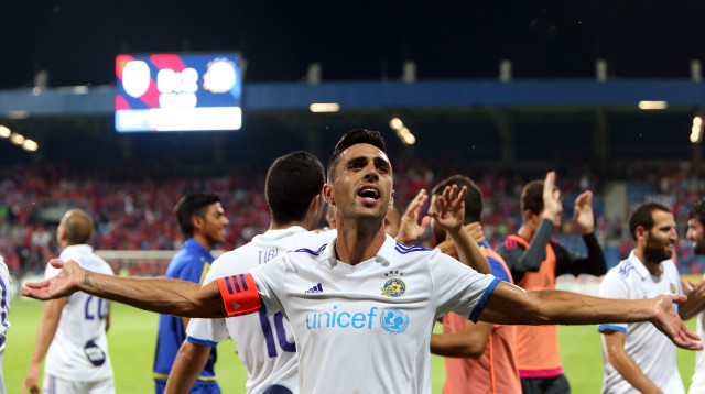 ערן זהבי חוגג את הניצחון הגדול בפלזן (צילום: אודי ציטיאט)