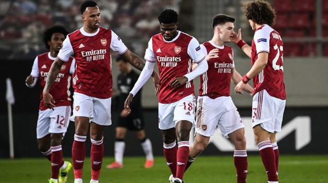 שחקני ארסנל חוגגים (צילום: ARIS MESSINIS / Contributor)