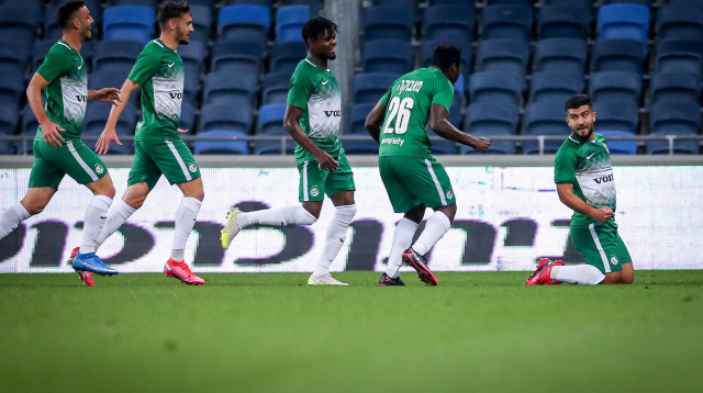 שחקני מכבי חיפה חוגגים (צילום: מאור אלקסלסי)