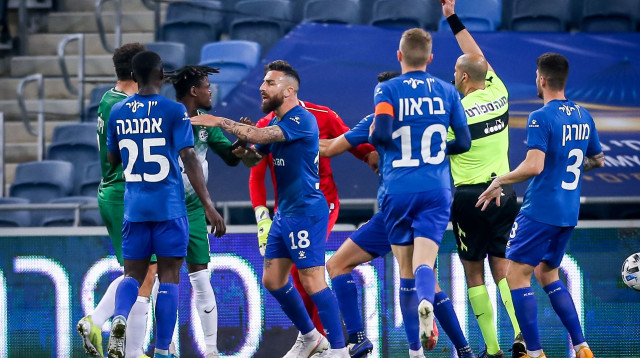 דז’יוגאס ברטקוס מקבל כרטיס אדום (צילום: מאור אלקסלסי)