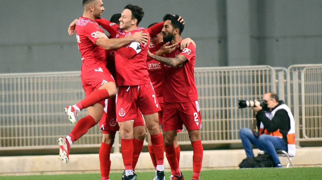 שחקני הפועל תל אביב חוגגים (צילום: ברני ארדוב)