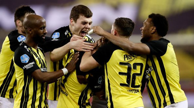 אלי דסה חוגג עם שחקני ויטסה (צילום: Peter Lous/Soccrates/Getty Images)