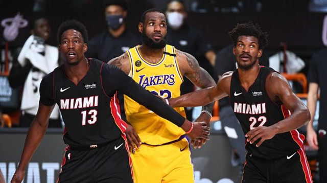 ג’ימי באטלר ובאם אדבאיו מול לברון ג’יימס (צילום: Garrett Ellwood/NBAE via Getty Images)