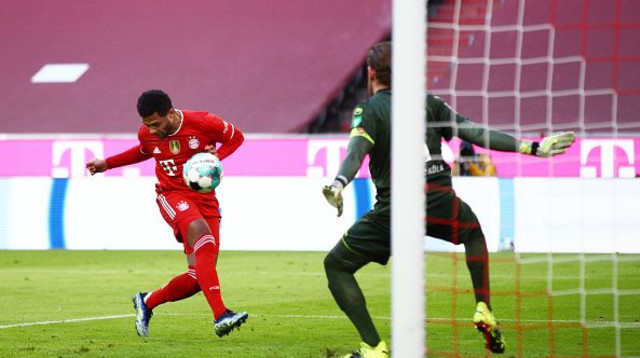 סרג’ גנאברי כובש (צילום: Adam Pretty/Getty Images)