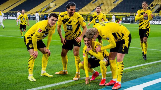 ג’יידון סאנצ’ו חוגג עם שחקני בורוסיה דורטמונד (צילום: Alexandre Simoes/Borussia Dortmund via Getty Image)