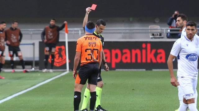 סתיו פיניש מקבל כרטיס אדום מהשופט אוהד אסולין (צילום: קובי אליהו)