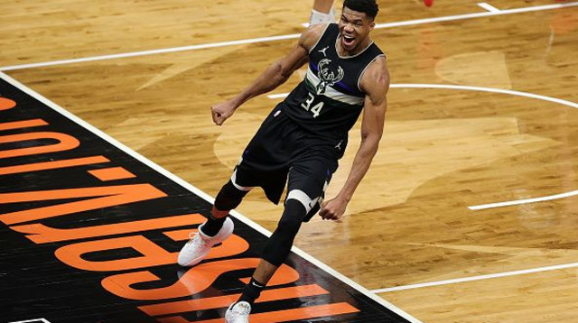 יאניס אנטטוקומפו חוגג (צילום: Stacy Revere/Getty Images)