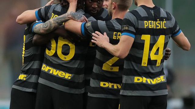 שחקני אינטר חוגגים עם לוקאקו (צילום: Emilio Andreoli - Inter / Contributor)