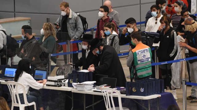 פיילוט צמידי המעקב לשבים מחו"ל (צילום: אבשלום ששוני)