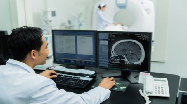 בדיקה לגילוי סרטן (צילום: Shutterstock)