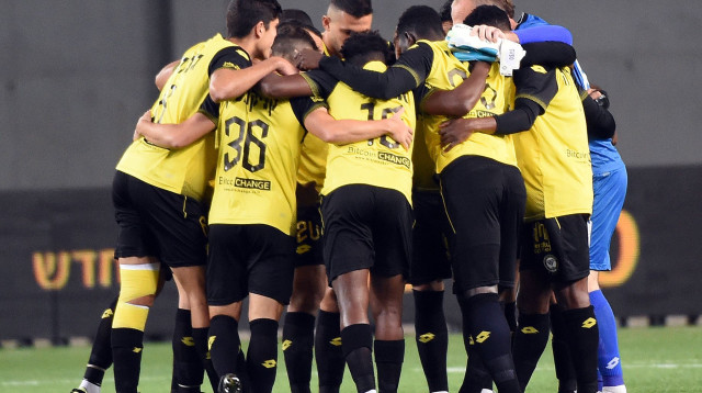 שחקני מכבי נתניה (צילום: ברני ארדוב)