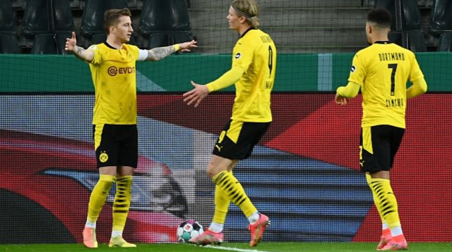 שחקני דורטמנוד חוגגים (צילום: INA FASSBENDER/POOL/AFP via Getty Images)
