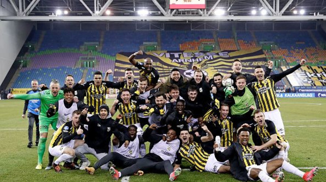 אלי דסה חוגג עם שחקני ויטסה ארנהיים (צילום: Soccrates Images / Contributor)