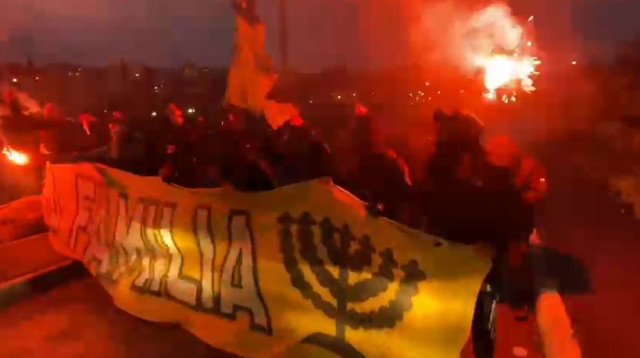 אוהדי בית"ר (צילום: מסך)